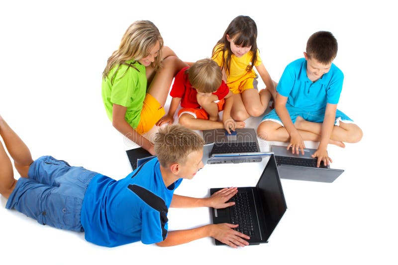 Päť detí nosiť svetlé farby na notebooky.