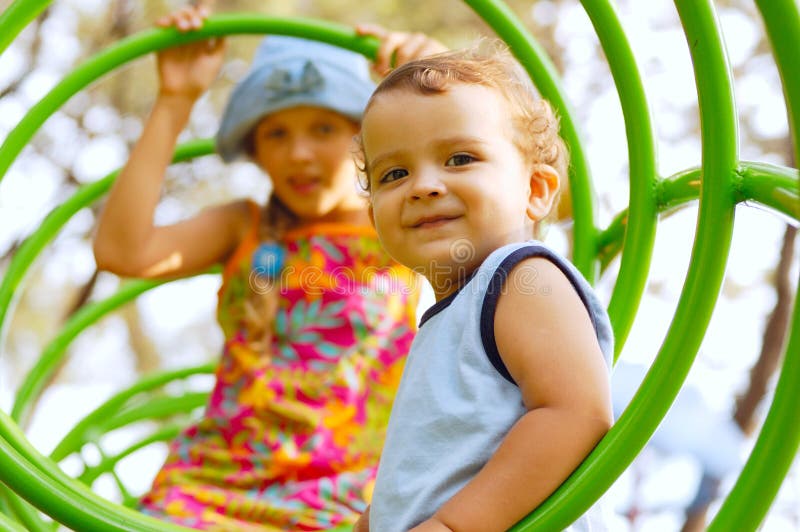 I bambini al parco giochi all'aperto in estate.