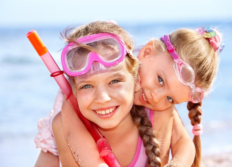 Bambini che giocano sulla spiaggia.