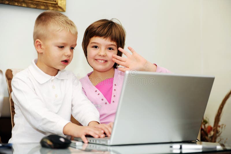 Ноутбук brother. Children Happy удивляются on the Computer. Домашнее фото password children.