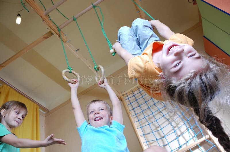 Tre lieti di 5 anni bambini di giocare insieme a casa.