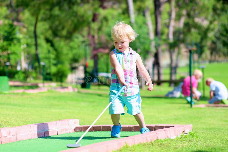 A group of children playing a game of mini golf photo – Group of kids Image  on Unsplash