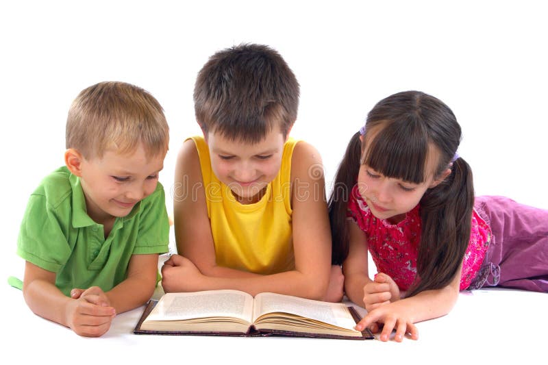 Gruppo di bambini la lettura del libro insieme.