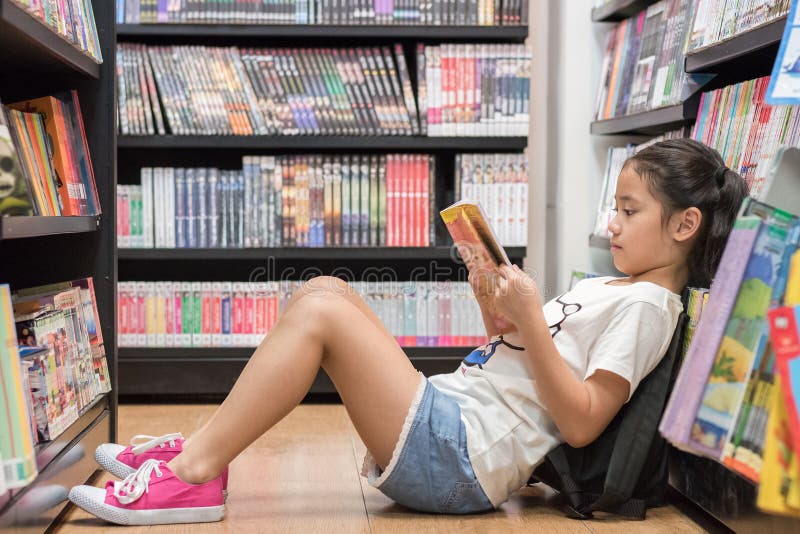 Para ninos educación estilo de vida el estudio un nino lectura un libro sobre el piso de librería o biblioteca lectura diseno de pintura libro de bolsillo estante callejón.