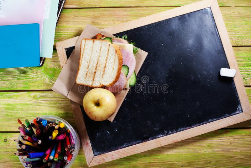 Children& x27; s lunch aan schoolraad, krijt, een ruimte voor inschrijving, appel, sandwich stock foto's Children& x27; s lunch aan schoolraad, krijt, een ruimte voor inschrijving, appel, sandwich stock foto's