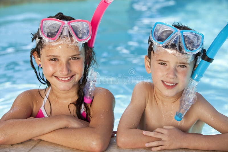 Giovani felici i bambini, il ragazzo e la ragazza, relax sul bordo di una piscina indossando il blu e il rosa, maschera e snorkel.