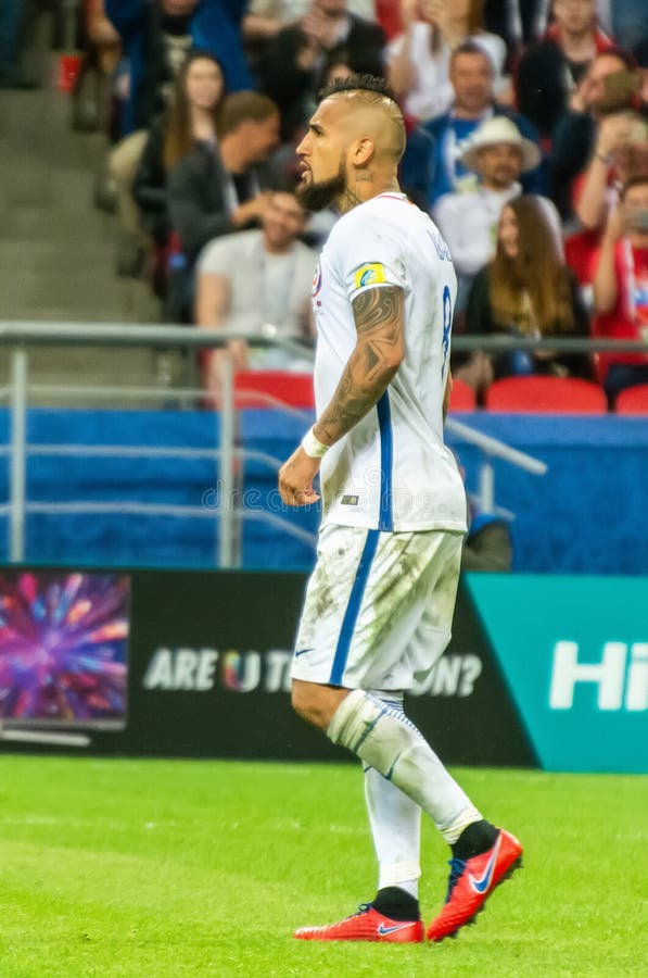 Jogador Nacional De Futebol Portugal E Re Silva Contra Chile Midfielder  Mauricio Isla Durante a Xícara De Confederações De Fifa 20 Imagem de Stock  Editorial - Imagem de futebolista, arena: 207478114