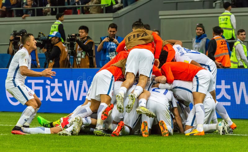 Jogador Nacional De Futebol Portugal E Re Silva Contra Chile Midfielder  Mauricio Isla Durante a Xícara De Confederações De Fifa 20 Fotografia  Editorial - Imagem de segundo, passo: 207478102