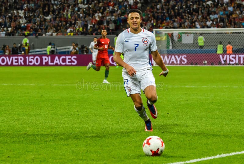 Jogador Nacional De Futebol Portugal E Re Silva Contra Chile Midfielder  Mauricio Isla Durante a Xícara De Confederações De Fifa 20 Fotografia  Editorial - Imagem de segundo, passo: 207478102