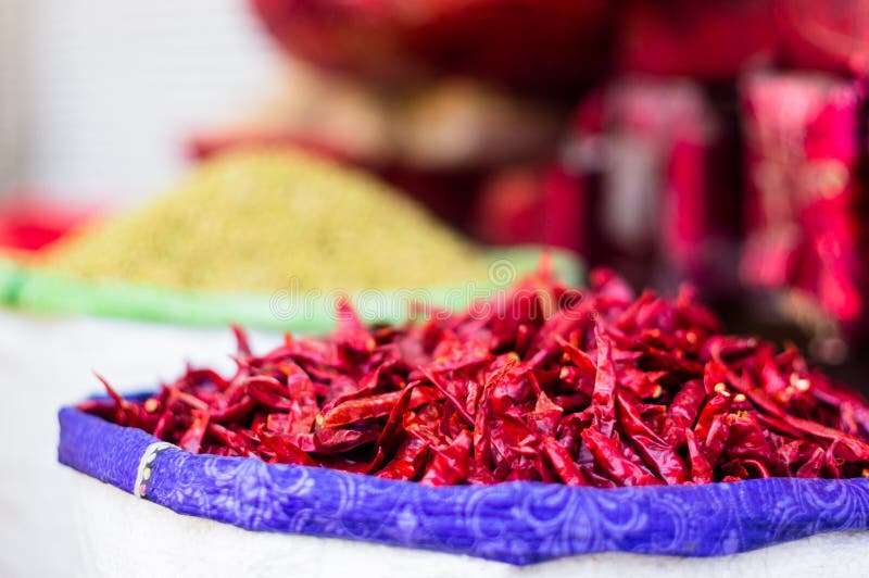 Chiles rojos secados en un bolso del yute en venta en el chowk Delhi del chandni imagen de archivo libre de regalías Chiles rojos secados en un bolso del yute en venta en el chowk Delhi del chandni imagen de archivo libre de regalías