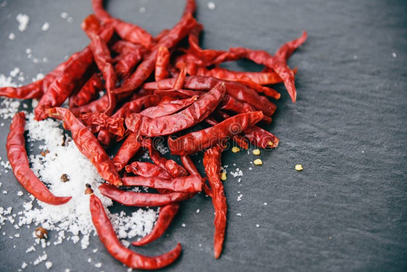 chiles secados con las hierbas de la sal y el fondo oscuro de las especias fotos de archivo chiles secados con las hierbas de la sal y el fondo oscuro de las especias fotos de archivo