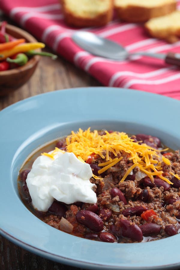 Chili con carne with Cheddar cheese and sour cream