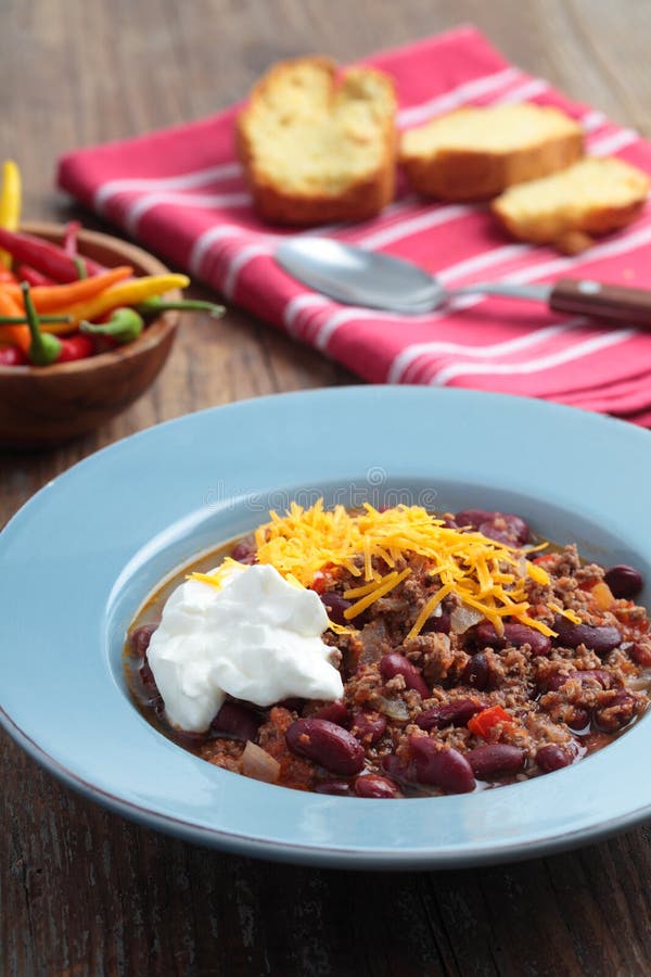 Chili con carne with Cheddar cheese and sour cream