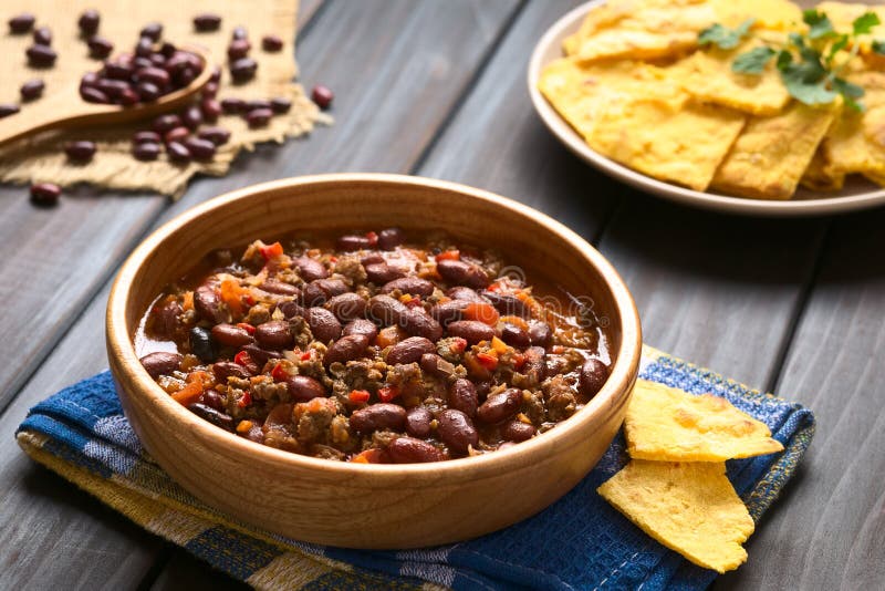 Chili Con Carne Mit Selbst Gemachten Tortilla-Chips Stockbild - Bild ...