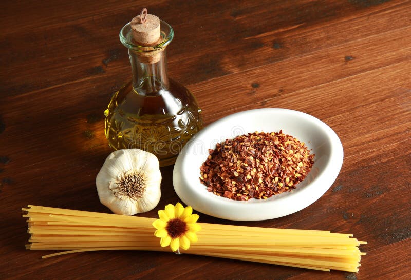 chili czosnku oleju oliwna makaronu pieprzu czerwień obraz stock chili czosnku oleju oliwna makaronu pieprzu czerwień obraz stock