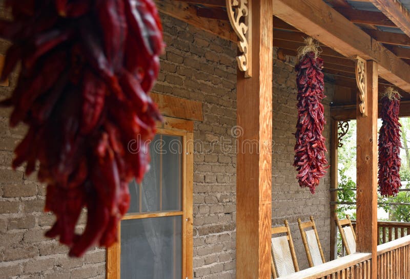 Chili Ristras rouge à la ferme d'héritage images stock Chili Ristras rouge à la ferme d'héritage images stock