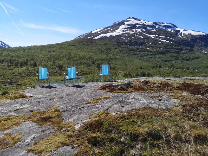 Blu sedie attesa sul sedersi giù sul Godere Caldo da montagna sul Norvegia.