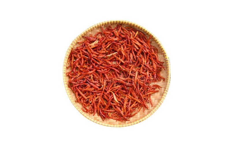 Chillis вид сверху или с позиции сухой накаленные бамбуковом докрасна тайские на подносе природы и вырезки на белом фоне изолиров стоковые изображения
