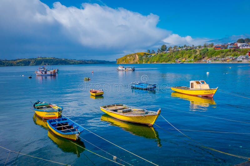 CHILOE, CHILI - SEPTEMBRE, 27, 2018 : Vue extérieure de quelques bateaux dans une rangée utilisée pour des fishermans dans le por photos libres de droits CHILOE, CHILI - SEPTEMBRE, 27, 2018 : Vue extérieure de quelques bateaux dans une rangée utilisée pour des fishermans dans le por photos libres de droits