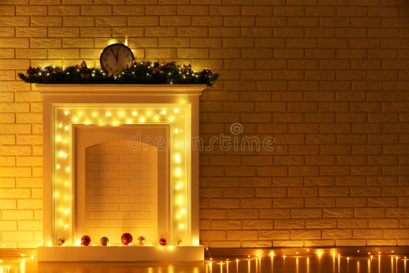 Chimenea Adornada Con El Reloj Redondo Foto de archivo - Imagen de