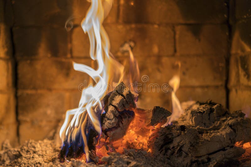 Chimenea casera con el fuego anaranjado hermoso y el cierre del fuego de madera Fuego ardiente en la chimenea Abre una sesión el imagen de archivo Chimenea casera con el fuego anaranjado hermoso y el cierre del fuego de madera Fuego ardiente en la chimenea Abre una sesión el imagen de archivo