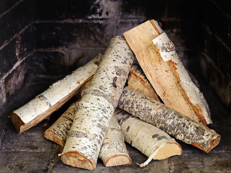 Chimenea con madera de abedul. imagen de archivo libre de regalías Chimenea con madera de abedul. imagen de archivo libre de regalías