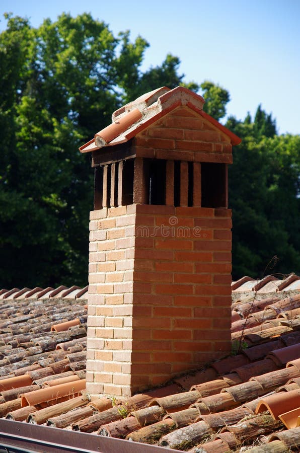 Chimenea Del Edificio Del Albañil Imagen de archivo - Imagen de lleve