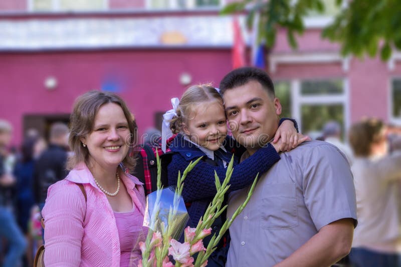 Haz De Madera Cortado Hombre Con La Sierra Circular Foto de archivo