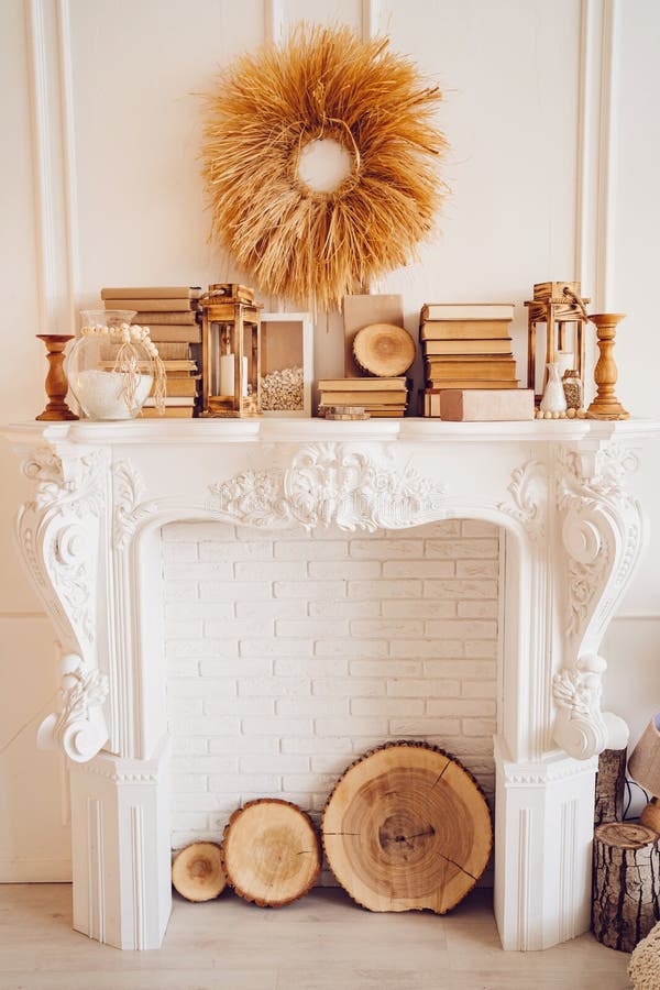 Chimenea Decorativa En El Interior De Una Habitación Blanca. Imagen de  archivo - Imagen de hermoso, pared: 244053577