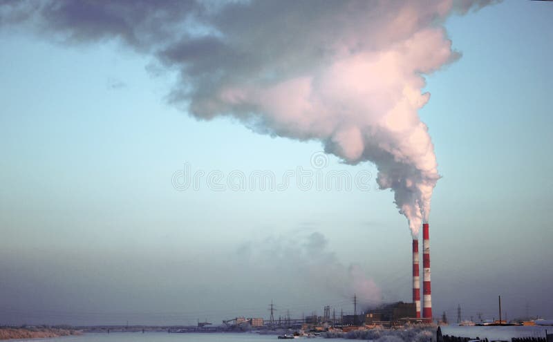 Chimenea del ladrillo de la fábrica El humo de la planta de la cogeneración del tubo Vapor que se escapa de una trompeta en el fo fotos de archivo Chimenea del ladrillo de la fábrica El humo de la planta de la cogeneración del tubo Vapor que se escapa de una trompeta en el fo fotos de archivo