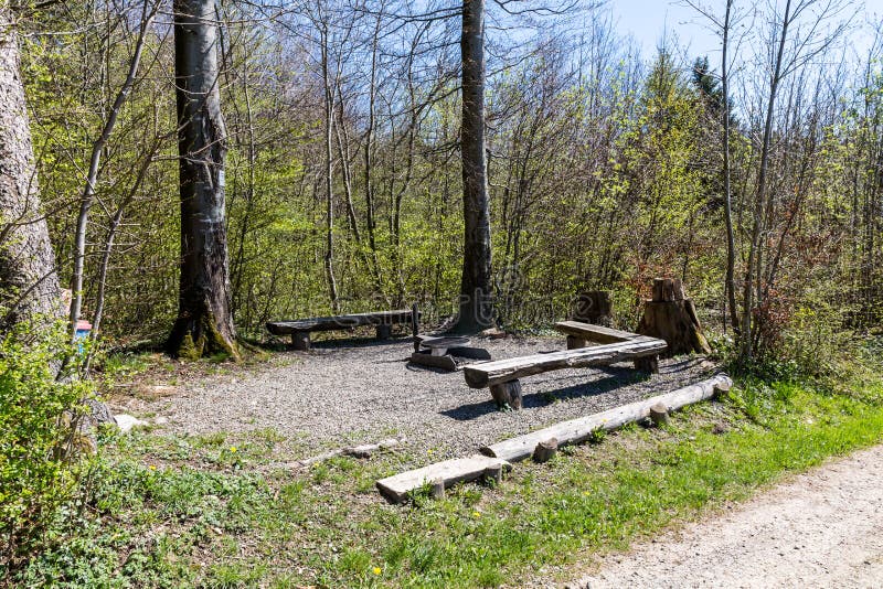 Chimenea en el bosque imagen de archivo. Imagen de bosque - 70166107