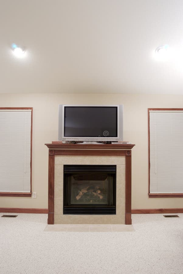Chimenea y TV imagen de archivo. Imagen de llano, living - 4101341