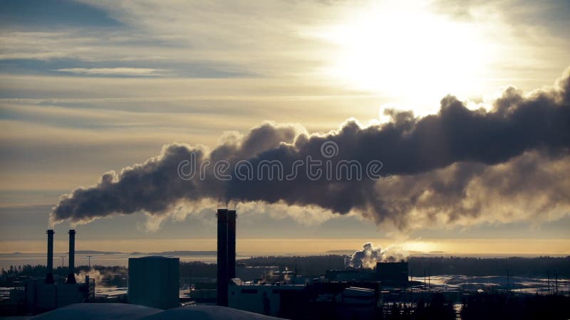 Chimeneas de la f?brica que fuman Problema ambiental de la contaminaci?n almacen de video Chimeneas de la f?brica que fuman Problema ambiental de la contaminaci?n almacen de video