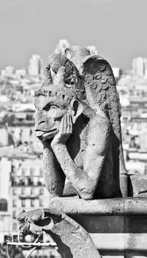 En blanco y negro imagen de escultura de fantasma sobre el dama catedral, París Francia.