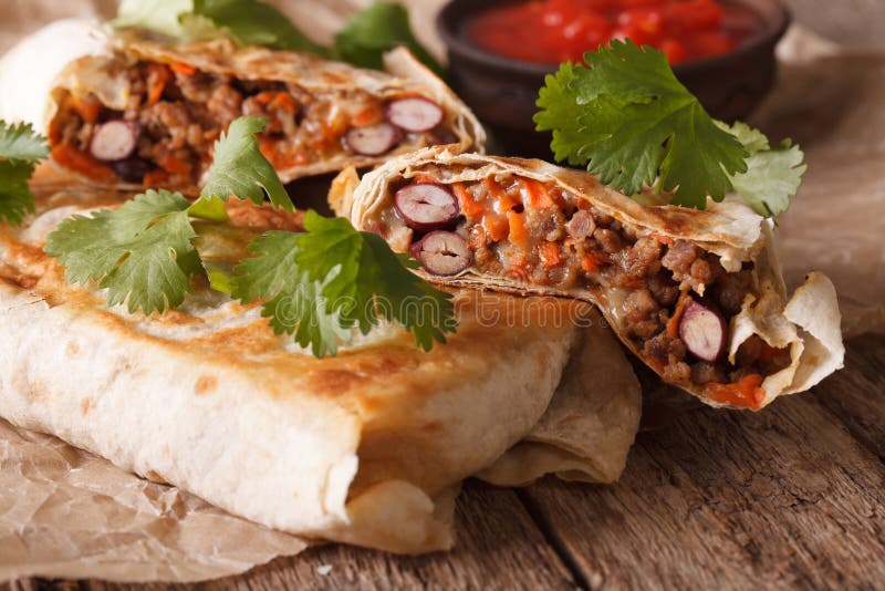 Chimichanga Com Carne à Terra, Feijões E Macro Do Queijo Vertical