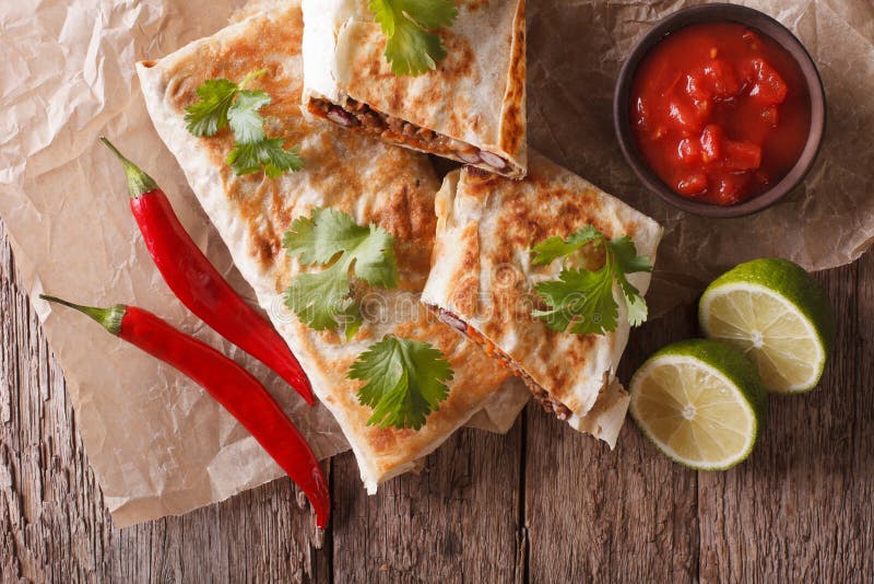 Chimichanga Com Carne à Terra, Feijões E Macro Do Queijo Vertical