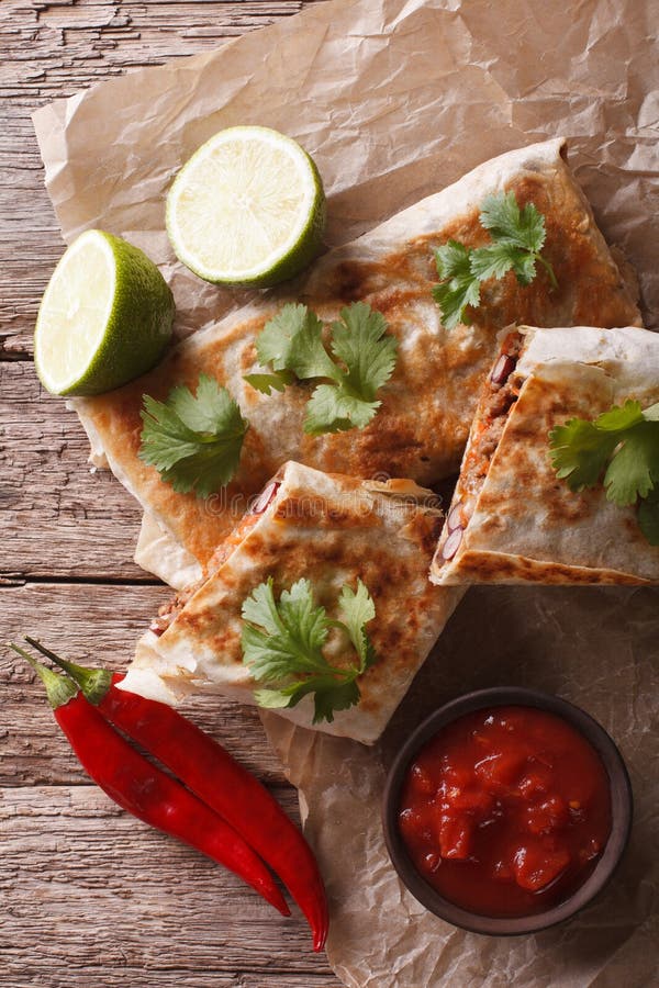 Chimichanga Com Carne à Terra, Feijões E Macro Do Queijo Vertical