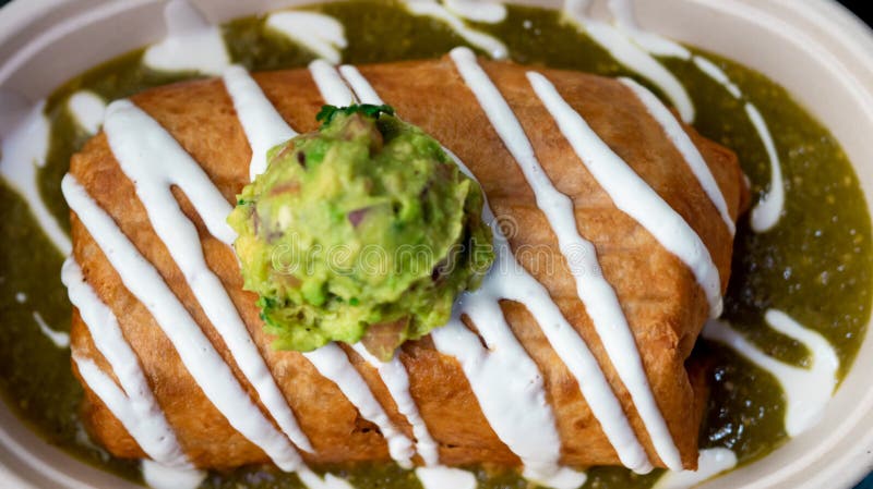 Chimichanga/molhado Fried Burrito Com Guacamole E Creme De Leite