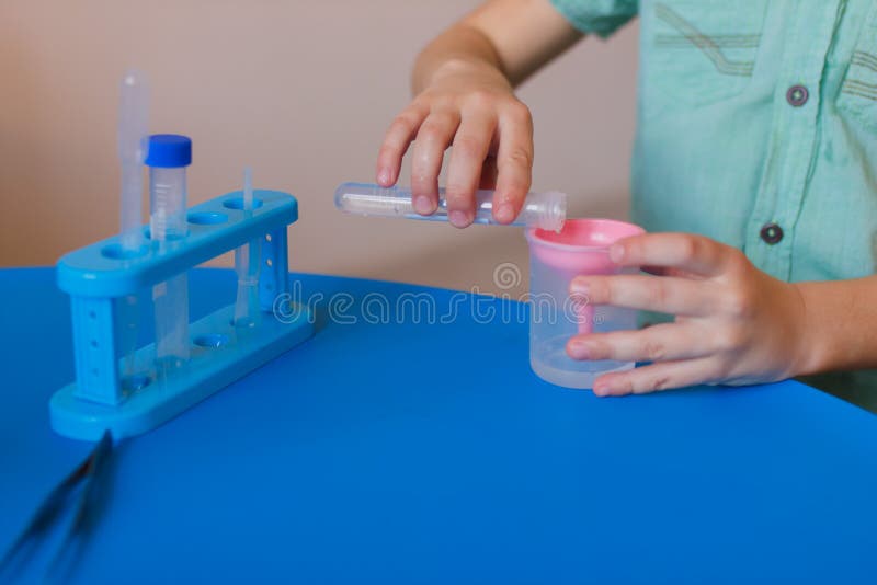 Chimie Science Expérience Éducation Étude garçon travaillant avec des éprouvettes Petit enfant avec tubes à tester Technologie mo photos libres de droits Chimie Science Expérience Éducation Étude garçon travaillant avec des éprouvettes Petit enfant avec tubes à tester Technologie mo photos libres de droits