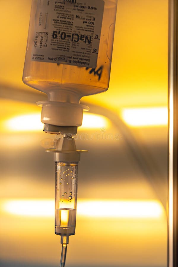 Chimiothérapie et traitement par voie intraveineuse. dropper iv au premier plan avec effet bokeh et contre la lumière avec la fenêtre en arrière-plan.
