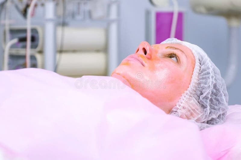 Chimique épluchant o le visage de la femme Nettoyage de la peau de visage et éclairage de la peau de taches de rousseur dans la c photos stock Chimique épluchant o le visage de la femme Nettoyage de la peau de visage et éclairage de la peau de taches de rousseur dans la c photos stock
