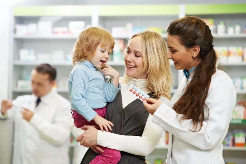 Chimiste, mère et enfant de pharmacie dans la pharmacie images stock Chimiste, mère et enfant de pharmacie dans la pharmacie images stock