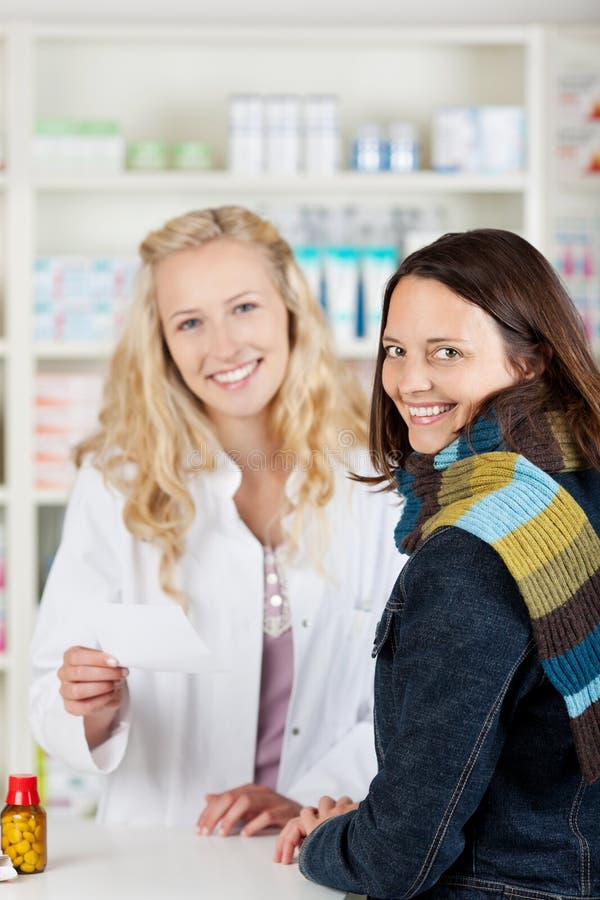 Chimiste Woman In Drugstore de pharmacie photo stock Chimiste Woman In Drugstore de pharmacie photo stock