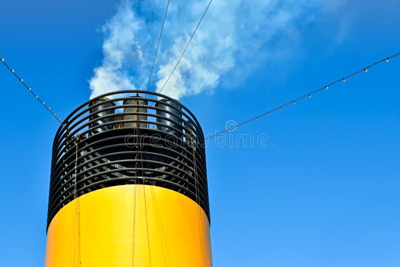 From the chimney of a cruise ship escape smoke and exhaust fumes