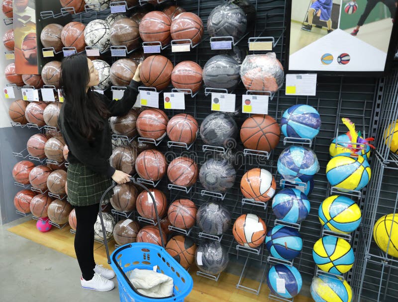 Foto de Um Grupo De Várias Bolas Coloridas Espalhadas Pelo Chão Da Sala De  Jogo e mais fotos de stock de Bola - iStock