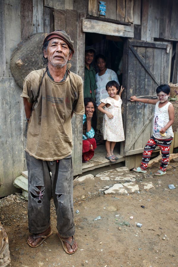 Chin State, Myanmar. ESTADO DE CHIN, MYANMAR - 22 DE JUNIO DE 2015: Hombre local del pueblo en abierto recientemente para los turistas Chin State Mountainous Region, Myanmar (Birmania)
