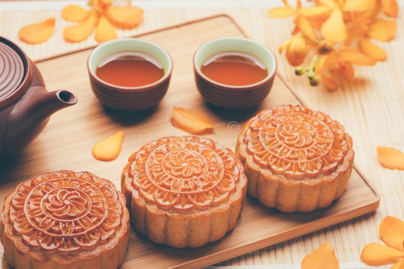The moon cake is the Chinese traditional snacks have long enjoyed a good reputation, is loved by the people Chinese. The moon cake is round and round, and the family to eat, a symbol of reunion harmony, in the Mid Autumn Festival is the day will eat the product. The ancient moon cake is the food in the Mid Autumn Festival as a sacrifice. It is said that the custom of eating moon cakes in the Mid Autumn Festival is the beginning of the Tang dynasty. When the Northern Song Dynasty, popular in the court, but also spread to the private sector, was commonly known as cookies and group. The development of the Ming Dynasty became a common food custom for all the people. Today, the variety is more diverse, the flavor is different. The Cantonese style, Beijing style, Soviet style, the tide type, Yunnan style moon cake by the Chinese and the north and South all over the country. The moon cake is the Chinese traditional snacks have long enjoyed a good reputation, is loved by the people Chinese. The moon cake is round and round, and the family to eat, a symbol of reunion harmony, in the Mid Autumn Festival is the day will eat the product. The ancient moon cake is the food in the Mid Autumn Festival as a sacrifice. It is said that the custom of eating moon cakes in the Mid Autumn Festival is the beginning of the Tang dynasty. When the Northern Song Dynasty, popular in the court, but also spread to the private sector, was commonly known as cookies and group. The development of the Ming Dynasty became a common food custom for all the people. Today, the variety is more diverse, the flavor is different. The Cantonese style, Beijing style, Soviet style, the tide type, Yunnan style moon cake by the Chinese and the north and South all over the country.
