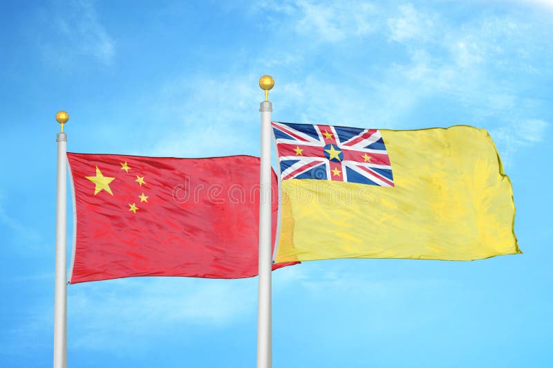 China și niue două steaguri privind steagurile și cerul albastru înnorat