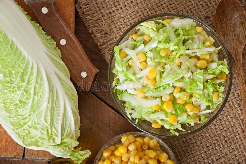 Chinakohlsalat Mit Zuckermais Stockfoto - Bild von blatt, salat: 48358308