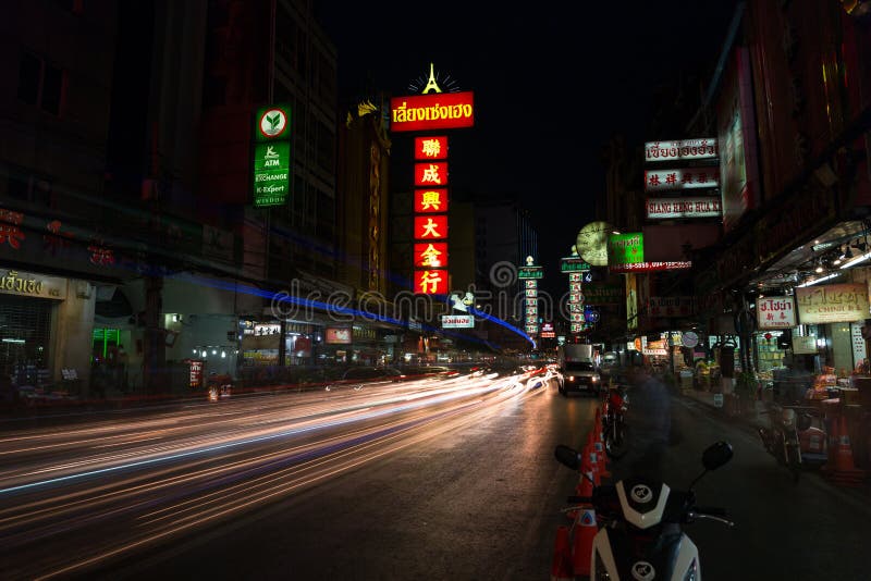 CHINATOWN, BANGKOK, THAILAND - 27 April, 2017: Bij van de Stadsbangkok van China de auto's lichte sleep royalty-vrije stock afbeelding CHINATOWN, BANGKOK, THAILAND - 27 April, 2017: Bij van de Stadsbangkok van China de auto's lichte sleep royalty-vrije stock afbeelding
